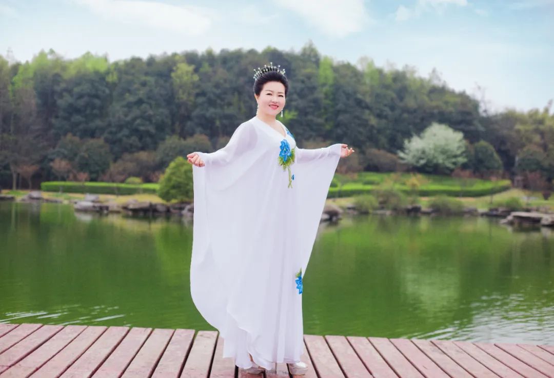 最美撫仙湖，最撫“凡人”心！《萬(wàn)合智慧覺(jué)醒》5月24日云南撫仙湖開(kāi)啟！讓我們一起遇見(jiàn)最美的自己！ 